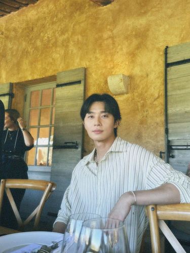 Park Seo Joon dengan 25,9 juta pengikut. Nama Park Seo Joon semakin melejit setelah membintangi 