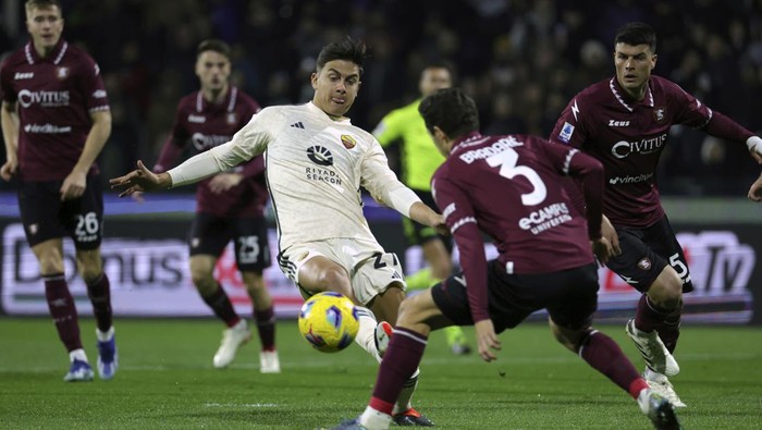 Romas Paulo Dybala, center, in action during the Italian Serie A soccer match between Salernitana and AS Roma at the Arechi stadium in Salerno, Italy, Monday, Jan. 29, 2024. (Alessandro Garofalo/LaPresse via AP)