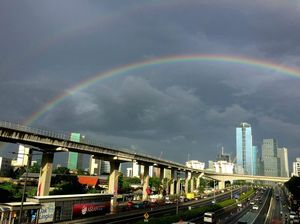 Penampakan Pelangi Double Layer di Langit Jakarta Pagi Ini
