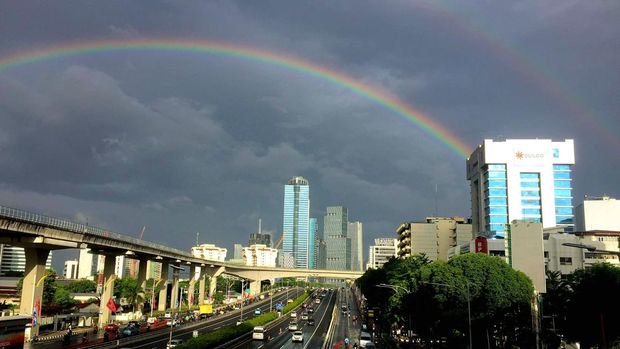 Penampakan pelangi 'Double Layer' muncul di langit Jakarta, di tengah hujan yang merata sejak pagi, Selasa (30/1/2024).