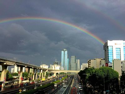 Pelangi Double Layer Bikin Langit Jakarta Makin Gloomy Pagi Ini