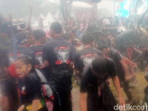 Semangat Pemain Bantengan Diguyur Hujan Saat Kampanye Akbar Ganjar di Malang