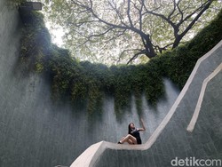 Minta Tolong Difotokan, Kamera Turis Ini Digondol Orang