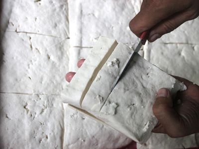 Perajin Tahu Terpaksa Naikan Harga Imbas Kedelai Impor Makin Mahal
