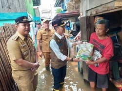 Cek Lokasi Banjir, Pj Walkot Palembang Bagi Beras-Bangun Dapur Umum