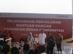 Jokowi Bagikan Beras ke Warga di Gudang Bulog Bantul: Berasnya Premium