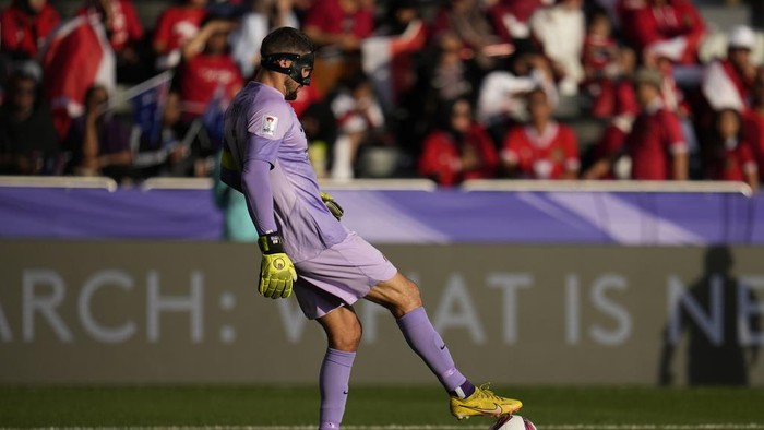 Australias goalkeeper Mathew Ryan prepares to pass the ball to a teammate during the Asian Cup round of 16 soccer match between Australia and Indonesia at Jassim Bin Hamad Stadium in Doha, Qatar, Sunday, Jan. 28, 2024. (AP Photo/Aijaz Rahi)