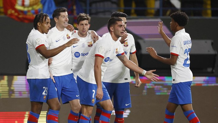Soccer Football - Spanish Super Cup - Semi Final - FC Barcelona v Osasuna - Al-Awwal Park, Riyadh, Saudi Arabia - January 11, 2024 FC Barcelonas Robert Lewandowski celebrates scoring their first goal with teammates REUTERS/Juan Medina