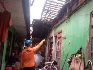 Hujan Disertai Angin Robohkan 7 Rumah di Kalideres Jakbar