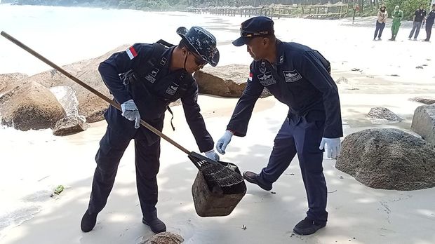 Sepanjang Pantai Hotel Club Med Kawasan Wisata Lagoi Bintan Tercemar Minyak Hitam.