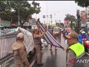Panwascam Tertibkan Seribuan APK di Sepanjang Jalan Raya Bogor Jaktim