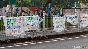 Spanduk AMIN dari Karung Penuhi Kawasan Taman Mini