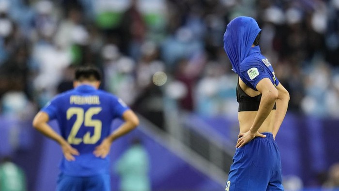 Thailands Supachai Chaided, right, is dejected at full time of the Asian Cup round of 16 soccer match between Uzbekistan and Thailand at Al Janoub Stadium in Al Wakrah, Qatar, Tuesday, Jan. 30, 2024. Uzbekistan won 2-1. (AP Photo/Aijaz Rahi)