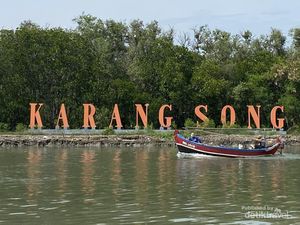 Pantai Karangsong, Pesona Indramayu untuk Weekend Seru