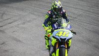 Valentino Rossi Geber Yamaha R1 di Lintasan