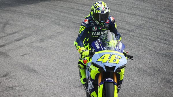 Valentino Rossi Geber Yamaha R1 di Lintasan