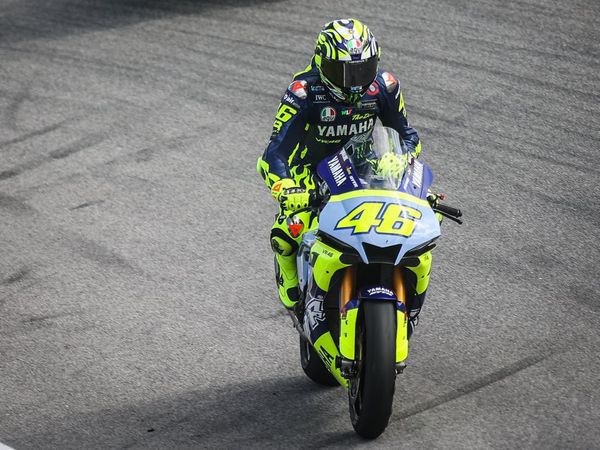 Valentino Rossi Geber Yamaha R1 di Lintasan