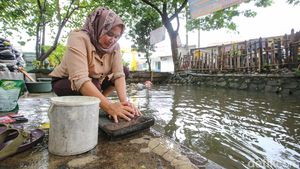 Warga Rawa Burung Tangerang Manfaatkan Aliran Sungai untuk Mencuci