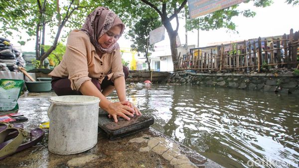 Warga Rawa Burung Tangerang Manfaatkan Aliran Sungai untuk Mencuci