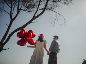 Abeliano Sajikan Pemandangan Pantai Yogya di MV Love Me Like You Say You Do