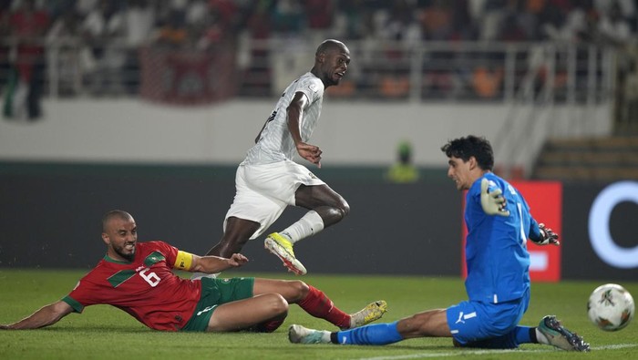 South Africas Evidence Makgopa, center, scores his sides first goal past Moroccos goalkeeper Yassine Bounou, right, and Moroccos Romain Saiss during the African Cup of Nations round of 16 soccer match between Morocco and South Africa, at the Laurent Pokou stadium in San Pédro, Ivory Coast, Tuesday, Jan. 30, 2024. (AP Photo/Sunday Alamba)