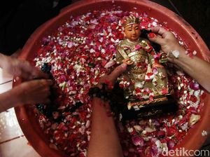 Aksi Cuci Patung Sambut Imlek di Kelenteng Da Bo Gong Ancol