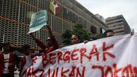 Aksi Mahasiswa di Bawaslu Terkait Sikap Presiden Jokowi