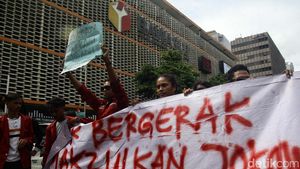 Aksi Mahasiswa di Bawaslu Terkait Sikap Presiden Jokowi
