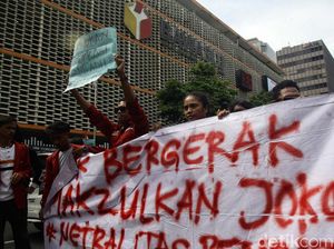 Aksi Mahasiswa di Bawaslu Terkait Sikap Presiden Jokowi