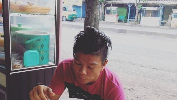 Ini Momen Andika Kangen Band Lahap Lontong Sayur hingga Bakso Gerobakan