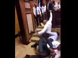 Momen Legislator Maladewa Malah Bergulat di Ruang Sidang