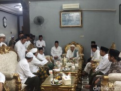 Anies-Cak Imin Sowan ke Ponpes Alhamidy Pamekasan, Disambut Kiai Rofi
