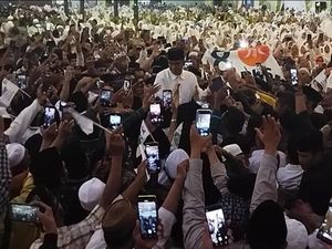 Kampanye Bareng Cak Imin di Sumenep, Anies Digendong Massa Pendukung