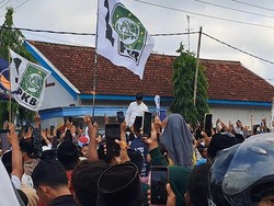 Anies Sapa Pendukung dari Sunroof Mobil di Pamekasan, Disambut Cak Imin