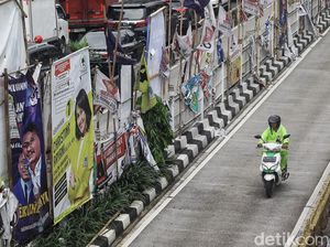 Potret APK Lusuh dan Kotor Hiasi Median Jalan Potret APK Lusuh dan Kotor Hiasi Median Jalan