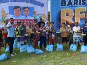 Paket Sembako-Makan Siang Gratis Dibagikan Relawan Gibran di Papua