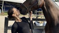 7 Pesona Bella Hadid Saat Berkuda, Sempat Jadi Atlet Tapi Pilih Jadi Model