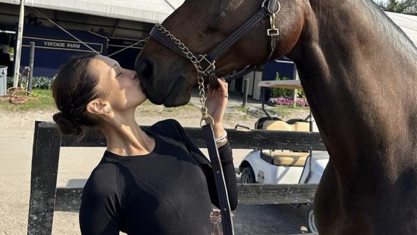 7 Pesona Bella Hadid Saat Berkuda, Sempat Jadi Atlet Tapi Pilih Jadi Model
