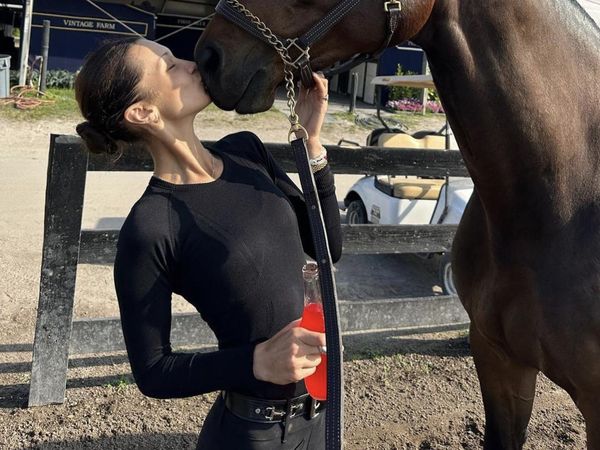 7 Pesona Bella Hadid Saat Berkuda, Sempat Jadi Atlet Tapi Pilih Jadi Model