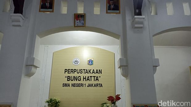 Chairman and Founder CT Corp sekaligus Ketua Umum IKA Boedoet, Chairul Tanjung (CT), meresmikan Perpustakaan Bung Hatta SMA Negeri 1 Jakarta. (Tiara Aliya/detikcom)