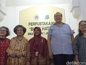Chairul Tanjung Resmikan Perpustakaan Bung Hatta SMAN 1 Jakarta Chairul Tanjung Resmikan Perpustakaan Bung Hatta SMAN 1 Jakarta