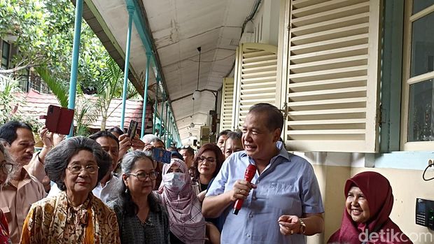 Chairman and Founder CT Corp sekaligus Ketua Umum IKA Boedoet, Chairul Tanjung (CT), meresmikan Perpustakaan Bung Hatta SMA Negeri 1 Jakarta. (Tiara Aliya/detikcom)