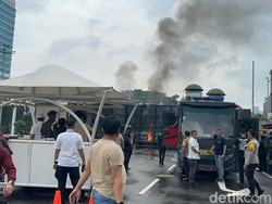 Demo Apdesi di Depan DPR RI Ricuh, Massa Lempar Botol-Bakar Spanduk