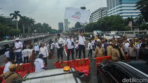 Potret Demo Apdesi Ricuh, Massa Sempat Tutup Jalan Tol Depan DPR