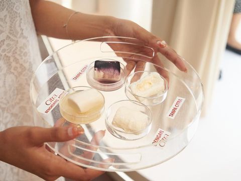 Demonstrasi menggunakan marshmallow dan produk Citra Bengkoang