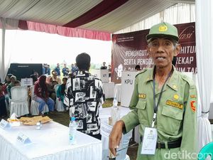 Bangganya Hansip Sudir Pangandaran yang Bisa Kuliahkan Anak