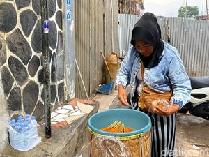 Cerita Hasanah Pahit-Manis Berjualan Sate Jebred di Stasiun Cicalengka Cerita Hasanah Pahit-Manis Berjualan Sate Jebred di Stasiun Cicalengka