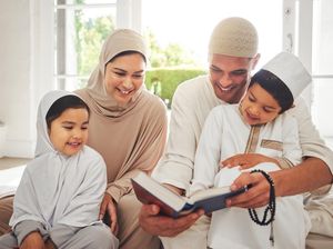 Kandungan Surat Al-Furqan Ayat 74: Doa Keluarga Bahagia Kandungan Surat Al-Furqan Ayat 74: Doa Keluarga Bahagia
