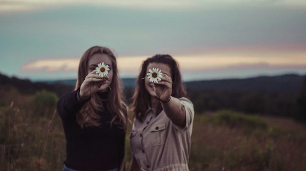 5 Zodiak Paling Anti Sendirian, Terkenal Banyak Teman!