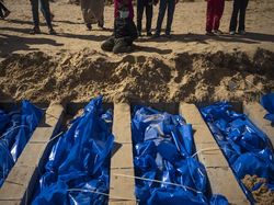 Israel Diduga Kubur Hidup-hidup Puluhan Warga di Kuburan Massal Gaza